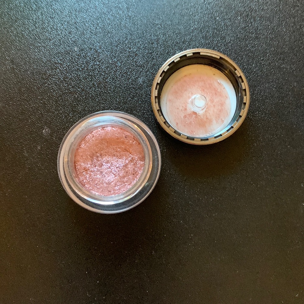 HOURGLASS Scattered Light glitter eyeshadow in Aura.
